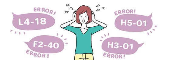 複合機のエラーコードが表示され頭を抱える女性