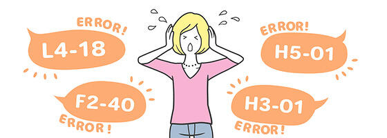 複合機のエラーコードが表示され頭を抱える女性