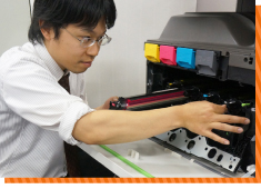 定期訪問で複合機の点検を行う当社エンジニア